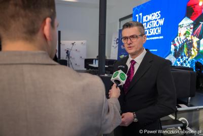 Sebastian Ciemnoczołowski, marszałek województwa lubuskiego udziela wywiadu lubuskim mediom