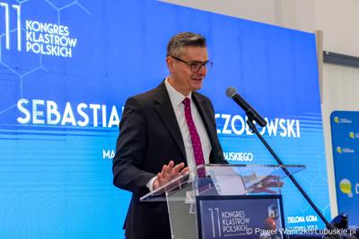 Marszałek województwa lubuskiego Sebastian Ciemnoczołowski przemawia do uczestników 11. Kongresu Klastrów Polskich w Parku Technologii Kosmicznych w Zielonej Górze-Nowym Kisielinie