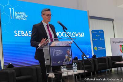 Marszałek województwa lubuskiego Sebastian Ciemnoczołowski przemawia do uczestników 11. Kongresu Klastrów Polskich w Parku Technologii Kosmicznych w Zielonej Górze-Nowym Kisielinie