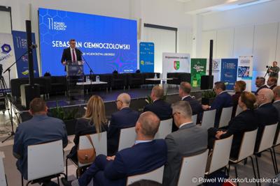 Marszałek województwa lubuskiego Sebastian Ciemnoczołowski przemawia do uczestników 11. Kongresu Klastrów Polskich w Parku Technologii Kosmicznych w Zielonej Górze-Nowym Kisielinie