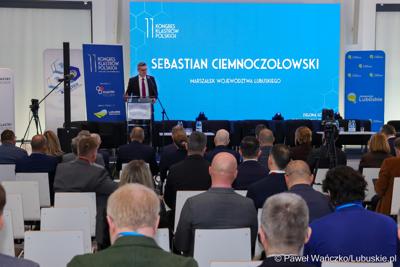 Marszałek województwa lubuskiego Sebastian Ciemnoczołowski przemawia do uczestników 11. Kongresu Klastrów Polskich w Parku Technologii Kosmicznych w Zielonej Górze-Nowym Kisielinie