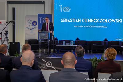Marszałek województwa lubuskiego Sebastian Ciemnoczołowski przemawia do uczestników 11. Kongresu Klastrów Polskich w Parku Technologii Kosmicznych w Zielonej Górze-Nowym Kisielinie