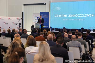Marszałek województwa lubuskiego Sebastian Ciemnoczołowski przemawia do uczestników 11. Kongresu Klastrów Polskich w Parku Technologii Kosmicznych w Zielonej Górze-Nowym Kisielinie