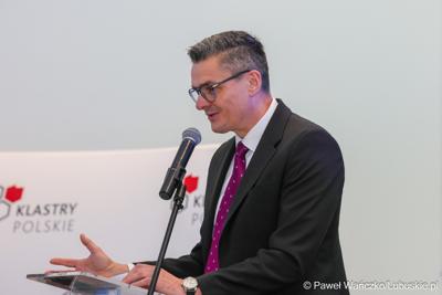 Marszałek województwa lubuskiego Sebastian Ciemnoczołowski przemawia do uczestników 11. Kongresu Klastrów Polskich w Parku Technologii Kosmicznych w Zielonej Górze-Nowym Kisielinie
