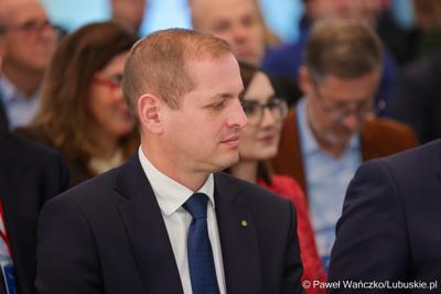 Członek zarządu województwa lubuskiego Łukasz Porycki na 11. Kongresie Klastrów Polskich w Parku Technologii Kosmicznych w Zielonej Górze-Nowym Kisielinie