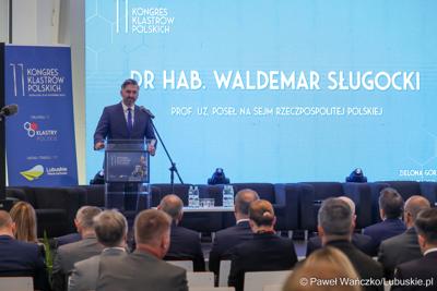 Poseł na Sejm RP Waldemar Sługocki przemawia do uczestników 11. Kongresu Klastrów Polskich w Parku Technologii Kosmicznych w Zielonej Górze-Nowym Kisielinie