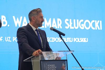 Poseł na Sejm RP Waldemar Sługocki przemawia do uczestników 11. Kongresu Klastrów Polskich w Parku Technologii Kosmicznych w Zielonej Górze-Nowym Kisielinie