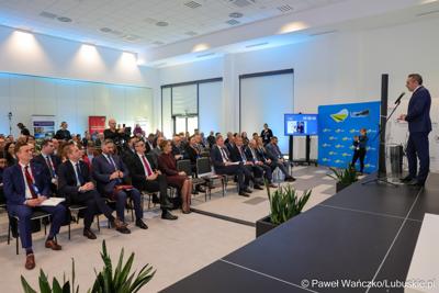 Prezydent Zielonej Góry Marcin Pabierowski przemawia podczas 11. Kongresu Klastrów Polskich w Parku Technologii Kosmicznych w Zielonej Górze-Nowym Kisielinie