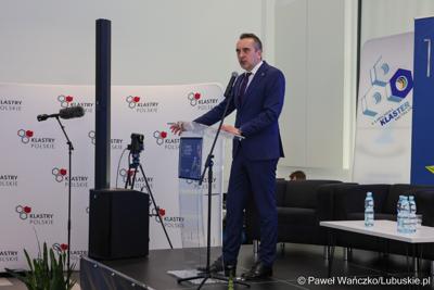 Prezydent Zielonej Góry Marcin Pabierowski przemawia podczas 11. Kongresu Klastrów Polskich w Parku Technologii Kosmicznych w Zielonej Górze-Nowym Kisielinie