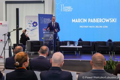 Prezydent Zielonej Góry Marcin Pabierowski przemawia podczas 11. Kongresu Klastrów Polskich w Parku Technologii Kosmicznych w Zielonej Górze-Nowym Kisielinie