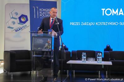 Tomasz Pisarek, prezes zarządu Kostrzyńsko-Słubickiej Specjalnej Strefy Ekonomicznej przemawia podczas 11. Kongresu Klastrów Polskich w Parku Technologii Kosmicznych w Zielonej Górze-Nowym Kisielinie