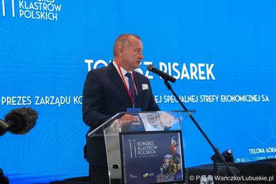 Tomasz Pisarek, prezes zarządu Kostrzyńsko-Słubickiej Specjalnej Strefy Ekonomicznej przemawia podczas 11. Kongresu Klastrów Polskich w Parku Technologii Kosmicznych w Zielonej Górze-Nowym Kisielinie
