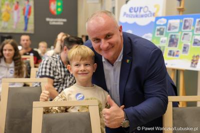 Wicemarszałkowie Grzegorz Potęga i Hubert Harasimowicz wręczyli nagrody laureatom Konkursu EuroPoszukiwacze - drugiej edycja gry terenowej, w której uczestnicy odwiedzali inwestycje zrealizowane w Lubuskiem dzięki Funduszom Europejskim, rozwiązując zadania, quizy i zagadki.