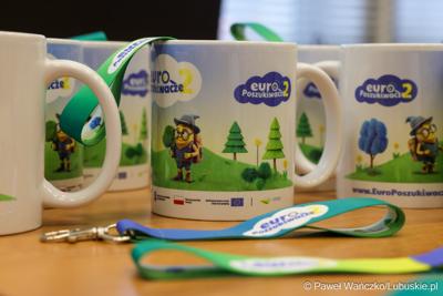 Wicemarszałkowie Grzegorz Potęga i Hubert Harasimowicz wręczyli nagrody laureatom Konkursu EuroPoszukiwacze - drugiej edycja gry terenowej, w której uczestnicy odwiedzali inwestycje zrealizowane w Lubuskiem dzięki Funduszom Europejskim, rozwiązując zadania, quizy i zagadki.