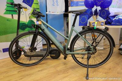 Wicemarszałkowie Grzegorz Potęga i Hubert Harasimowicz wręczyli nagrody laureatom Konkursu EuroPoszukiwacze - drugiej edycja gry terenowej, w której uczestnicy odwiedzali inwestycje zrealizowane w Lubuskiem dzięki Funduszom Europejskim, rozwiązując zadania, quizy i zagadki.