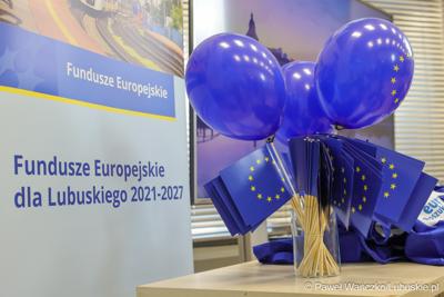 Wicemarszałkowie Grzegorz Potęga i Hubert Harasimowicz wręczyli nagrody laureatom Konkursu EuroPoszukiwacze - drugiej edycja gry terenowej, w której uczestnicy odwiedzali inwestycje zrealizowane w Lubuskiem dzięki Funduszom Europejskim, rozwiązując zadania, quizy i zagadki.