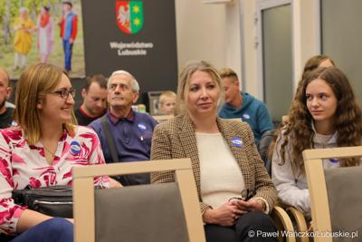 Wicemarszałkowie Grzegorz Potęga i Hubert Harasimowicz wręczyli nagrody laureatom Konkursu EuroPoszukiwacze - drugiej edycja gry terenowej, w której uczestnicy odwiedzali inwestycje zrealizowane w Lubuskiem dzięki Funduszom Europejskim, rozwiązując zadania, quizy i zagadki.