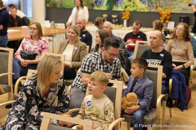 Wicemarszałkowie Grzegorz Potęga i Hubert Harasimowicz wręczyli nagrody laureatom Konkursu EuroPoszukiwacze - drugiej edycja gry terenowej, w której uczestnicy odwiedzali inwestycje zrealizowane w Lubuskiem dzięki Funduszom Europejskim, rozwiązując zadania, quizy i zagadki.