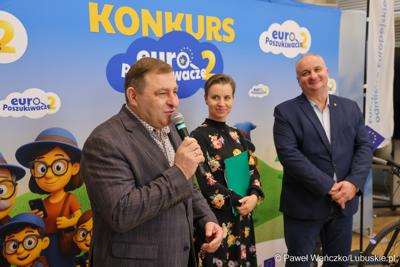 Wicemarszałkowie Grzegorz Potęga i Hubert Harasimowicz wręczyli nagrody laureatom Konkursu EuroPoszukiwacze - drugiej edycja gry terenowej, w której uczestnicy odwiedzali inwestycje zrealizowane w Lubuskiem dzięki Funduszom Europejskim, rozwiązując zadania, quizy i zagadki.