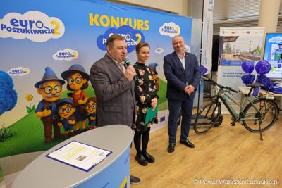 Wicemarszałkowie Grzegorz Potęga i Hubert Harasimowicz wręczyli nagrody laureatom Konkursu EuroPoszukiwacze - drugiej edycja gry terenowej, w której uczestnicy odwiedzali inwestycje zrealizowane w Lubuskiem dzięki Funduszom Europejskim, rozwiązując zadania, quizy i zagadki.