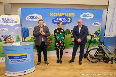 Wicemarszałkowie Grzegorz Potęga i Hubert Harasimowicz wręczyli nagrody laureatom Konkursu EuroPoszukiwacze - drugiej edycja gry terenowej, w której uczestnicy odwiedzali inwestycje zrealizowane w Lubuskiem dzięki Funduszom Europejskim, rozwiązując zadania, quizy i zagadki.