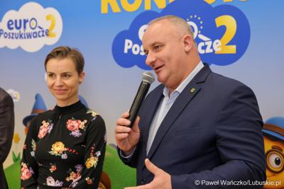 Wicemarszałkowie Grzegorz Potęga i Hubert Harasimowicz wręczyli nagrody laureatom Konkursu EuroPoszukiwacze - drugiej edycja gry terenowej, w której uczestnicy odwiedzali inwestycje zrealizowane w Lubuskiem dzięki Funduszom Europejskim, rozwiązując zadania, quizy i zagadki.