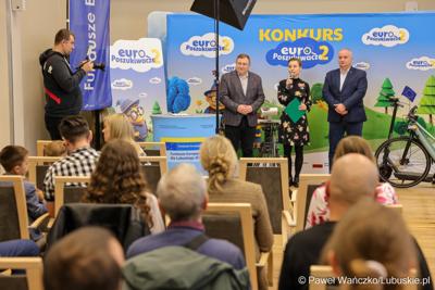 Wicemarszałkowie Grzegorz Potęga i Hubert Harasimowicz wręczyli nagrody laureatom Konkursu EuroPoszukiwacze - drugiej edycja gry terenowej, w której uczestnicy odwiedzali inwestycje zrealizowane w Lubuskiem dzięki Funduszom Europejskim, rozwiązując zadania, quizy i zagadki.