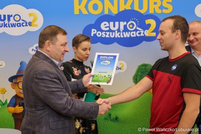 Wicemarszałkowie Grzegorz Potęga i Hubert Harasimowicz wręczyli nagrody laureatom Konkursu EuroPoszukiwacze - drugiej edycja gry terenowej, w której uczestnicy odwiedzali inwestycje zrealizowane w Lubuskiem dzięki Funduszom Europejskim, rozwiązując zadania, quizy i zagadki.