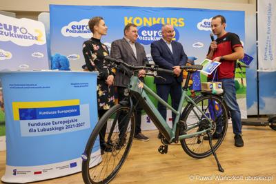 Wicemarszałkowie Grzegorz Potęga i Hubert Harasimowicz wręczyli nagrody laureatom Konkursu EuroPoszukiwacze - drugiej edycja gry terenowej, w której uczestnicy odwiedzali inwestycje zrealizowane w Lubuskiem dzięki Funduszom Europejskim, rozwiązując zadania, quizy i zagadki.