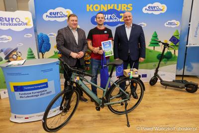 Wicemarszałkowie Grzegorz Potęga i Hubert Harasimowicz wręczyli nagrody laureatom Konkursu EuroPoszukiwacze - drugiej edycja gry terenowej, w której uczestnicy odwiedzali inwestycje zrealizowane w Lubuskiem dzięki Funduszom Europejskim, rozwiązując zadania, quizy i zagadki.