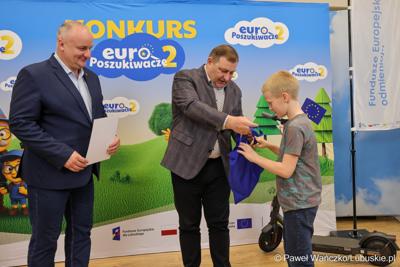 Wicemarszałkowie Grzegorz Potęga i Hubert Harasimowicz wręczyli nagrody laureatom Konkursu EuroPoszukiwacze - drugiej edycja gry terenowej, w której uczestnicy odwiedzali inwestycje zrealizowane w Lubuskiem dzięki Funduszom Europejskim, rozwiązując zadania, quizy i zagadki.