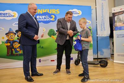 Wicemarszałkowie Grzegorz Potęga i Hubert Harasimowicz wręczyli nagrody laureatom Konkursu EuroPoszukiwacze - drugiej edycja gry terenowej, w której uczestnicy odwiedzali inwestycje zrealizowane w Lubuskiem dzięki Funduszom Europejskim, rozwiązując zadania, quizy i zagadki.