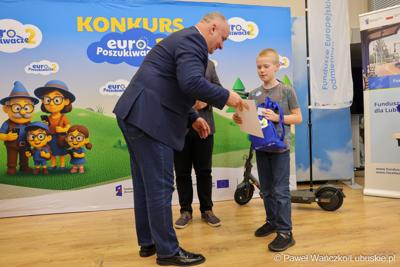 Wicemarszałkowie Grzegorz Potęga i Hubert Harasimowicz wręczyli nagrody laureatom Konkursu EuroPoszukiwacze - drugiej edycja gry terenowej, w której uczestnicy odwiedzali inwestycje zrealizowane w Lubuskiem dzięki Funduszom Europejskim, rozwiązując zadania, quizy i zagadki.