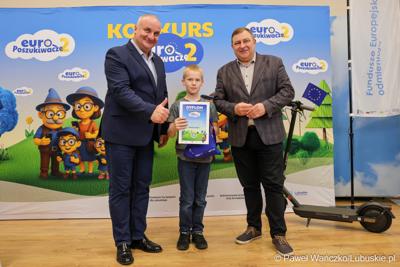 Wicemarszałkowie Grzegorz Potęga i Hubert Harasimowicz wręczyli nagrody laureatom Konkursu EuroPoszukiwacze - drugiej edycja gry terenowej, w której uczestnicy odwiedzali inwestycje zrealizowane w Lubuskiem dzięki Funduszom Europejskim, rozwiązując zadania, quizy i zagadki.