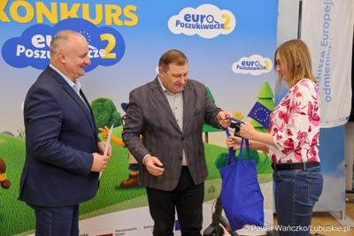 Wicemarszałkowie Grzegorz Potęga i Hubert Harasimowicz wręczyli nagrody laureatom Konkursu EuroPoszukiwacze - drugiej edycja gry terenowej, w której uczestnicy odwiedzali inwestycje zrealizowane w Lubuskiem dzięki Funduszom Europejskim, rozwiązując zadania, quizy i zagadki.