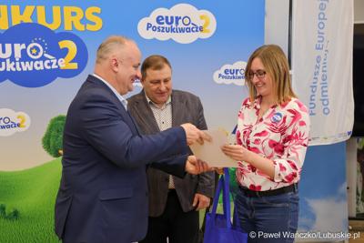 Wicemarszałkowie Grzegorz Potęga i Hubert Harasimowicz wręczyli nagrody laureatom Konkursu EuroPoszukiwacze - drugiej edycja gry terenowej, w której uczestnicy odwiedzali inwestycje zrealizowane w Lubuskiem dzięki Funduszom Europejskim, rozwiązując zadania, quizy i zagadki.