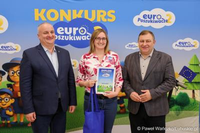 Wicemarszałkowie Grzegorz Potęga i Hubert Harasimowicz wręczyli nagrody laureatom Konkursu EuroPoszukiwacze - drugiej edycja gry terenowej, w której uczestnicy odwiedzali inwestycje zrealizowane w Lubuskiem dzięki Funduszom Europejskim, rozwiązując zadania, quizy i zagadki.