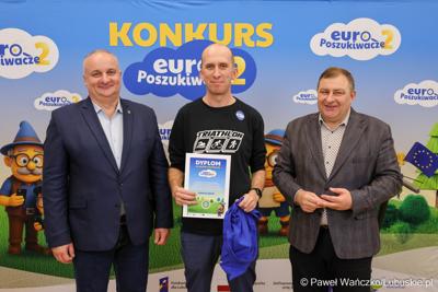Wicemarszałkowie Grzegorz Potęga i Hubert Harasimowicz wręczyli nagrody laureatom Konkursu EuroPoszukiwacze - drugiej edycja gry terenowej, w której uczestnicy odwiedzali inwestycje zrealizowane w Lubuskiem dzięki Funduszom Europejskim, rozwiązując zadania, quizy i zagadki.