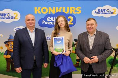 Wicemarszałkowie Grzegorz Potęga i Hubert Harasimowicz wręczyli nagrody laureatom Konkursu EuroPoszukiwacze - drugiej edycja gry terenowej, w której uczestnicy odwiedzali inwestycje zrealizowane w Lubuskiem dzięki Funduszom Europejskim, rozwiązując zadania, quizy i zagadki.