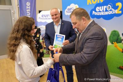 Wicemarszałkowie Grzegorz Potęga i Hubert Harasimowicz wręczyli nagrody laureatom Konkursu EuroPoszukiwacze - drugiej edycja gry terenowej, w której uczestnicy odwiedzali inwestycje zrealizowane w Lubuskiem dzięki Funduszom Europejskim, rozwiązując zadania, quizy i zagadki.