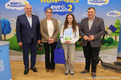 Wicemarszałkowie Grzegorz Potęga i Hubert Harasimowicz wręczyli nagrody laureatom Konkursu EuroPoszukiwacze - drugiej edycja gry terenowej, w której uczestnicy odwiedzali inwestycje zrealizowane w Lubuskiem dzięki Funduszom Europejskim, rozwiązując zadania, quizy i zagadki.