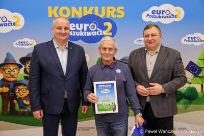 Wicemarszałkowie Grzegorz Potęga i Hubert Harasimowicz wręczyli nagrody laureatom Konkursu EuroPoszukiwacze - drugiej edycja gry terenowej, w której uczestnicy odwiedzali inwestycje zrealizowane w Lubuskiem dzięki Funduszom Europejskim, rozwiązując zadania, quizy i zagadki.