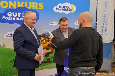 Wicemarszałkowie Grzegorz Potęga i Hubert Harasimowicz wręczyli nagrody laureatom Konkursu EuroPoszukiwacze - drugiej edycja gry terenowej, w której uczestnicy odwiedzali inwestycje zrealizowane w Lubuskiem dzięki Funduszom Europejskim, rozwiązując zadania, quizy i zagadki.