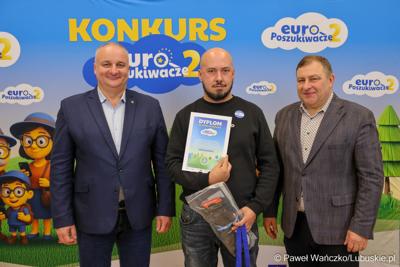 Wicemarszałkowie Grzegorz Potęga i Hubert Harasimowicz wręczyli nagrody laureatom Konkursu EuroPoszukiwacze - drugiej edycja gry terenowej, w której uczestnicy odwiedzali inwestycje zrealizowane w Lubuskiem dzięki Funduszom Europejskim, rozwiązując zadania, quizy i zagadki.