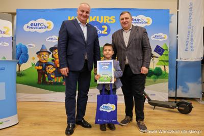 Wicemarszałkowie Grzegorz Potęga i Hubert Harasimowicz wręczyli nagrody laureatom Konkursu EuroPoszukiwacze - drugiej edycja gry terenowej, w której uczestnicy odwiedzali inwestycje zrealizowane w Lubuskiem dzięki Funduszom Europejskim, rozwiązując zadania, quizy i zagadki.