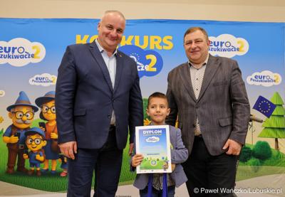 Wicemarszałkowie Grzegorz Potęga i Hubert Harasimowicz wręczyli nagrody laureatom Konkursu EuroPoszukiwacze - drugiej edycja gry terenowej, w której uczestnicy odwiedzali inwestycje zrealizowane w Lubuskiem dzięki Funduszom Europejskim, rozwiązując zadania, quizy i zagadki.