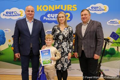 Wicemarszałkowie Grzegorz Potęga i Hubert Harasimowicz wręczyli nagrody laureatom Konkursu EuroPoszukiwacze - drugiej edycja gry terenowej, w której uczestnicy odwiedzali inwestycje zrealizowane w Lubuskiem dzięki Funduszom Europejskim, rozwiązując zadania, quizy i zagadki.