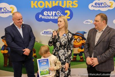 Wicemarszałkowie Grzegorz Potęga i Hubert Harasimowicz wręczyli nagrody laureatom Konkursu EuroPoszukiwacze - drugiej edycja gry terenowej, w której uczestnicy odwiedzali inwestycje zrealizowane w Lubuskiem dzięki Funduszom Europejskim, rozwiązując zadania, quizy i zagadki.