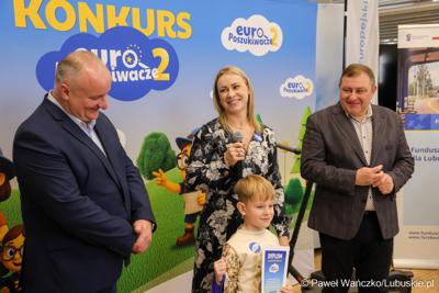 Wicemarszałkowie Grzegorz Potęga i Hubert Harasimowicz wręczyli nagrody laureatom Konkursu EuroPoszukiwacze - drugiej edycja gry terenowej, w której uczestnicy odwiedzali inwestycje zrealizowane w Lubuskiem dzięki Funduszom Europejskim, rozwiązując zadania, quizy i zagadki.