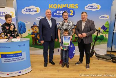 Wicemarszałkowie Grzegorz Potęga i Hubert Harasimowicz wręczyli nagrody laureatom Konkursu EuroPoszukiwacze - drugiej edycja gry terenowej, w której uczestnicy odwiedzali inwestycje zrealizowane w Lubuskiem dzięki Funduszom Europejskim, rozwiązując zadania, quizy i zagadki.